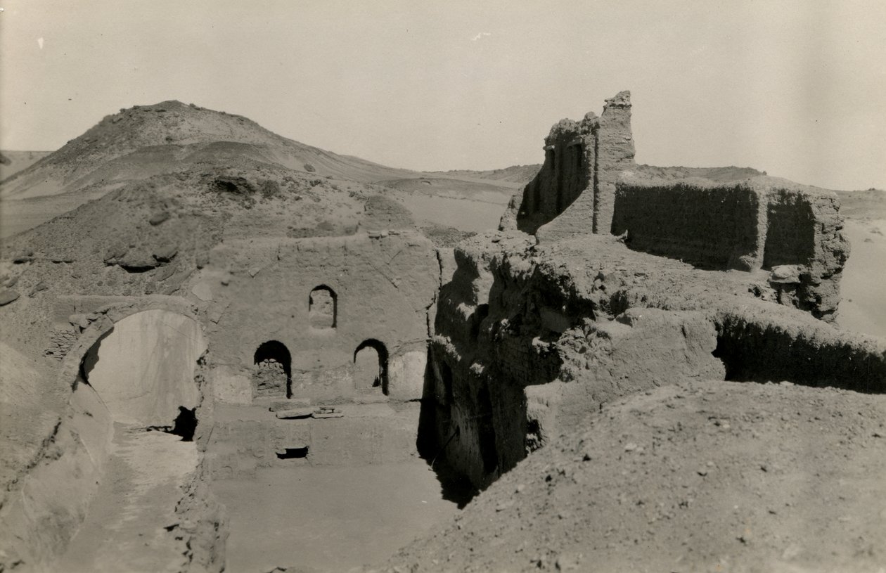 A Szent Simeon kolostor nagy kaputornya (qasr), a folyosó nézete a feltárás előtt, Asszuán, Egyiptom, Ugo Monneret de Villard felvétele. alkotó: Ugo Monneret de Villard