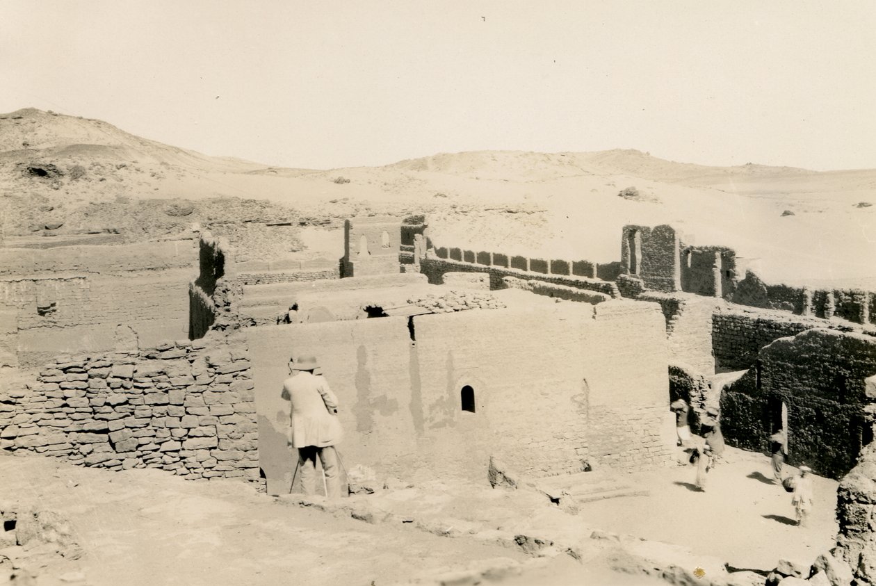 Szent Simeon kolostor, az alsó terasz felé nézve, Asszuán, Egyiptom, Ugo Monneret de Villard áll háttal a kamerának, fényképezte Ugo Monneret de Villard. alkotó: Ugo Monneret de Villard