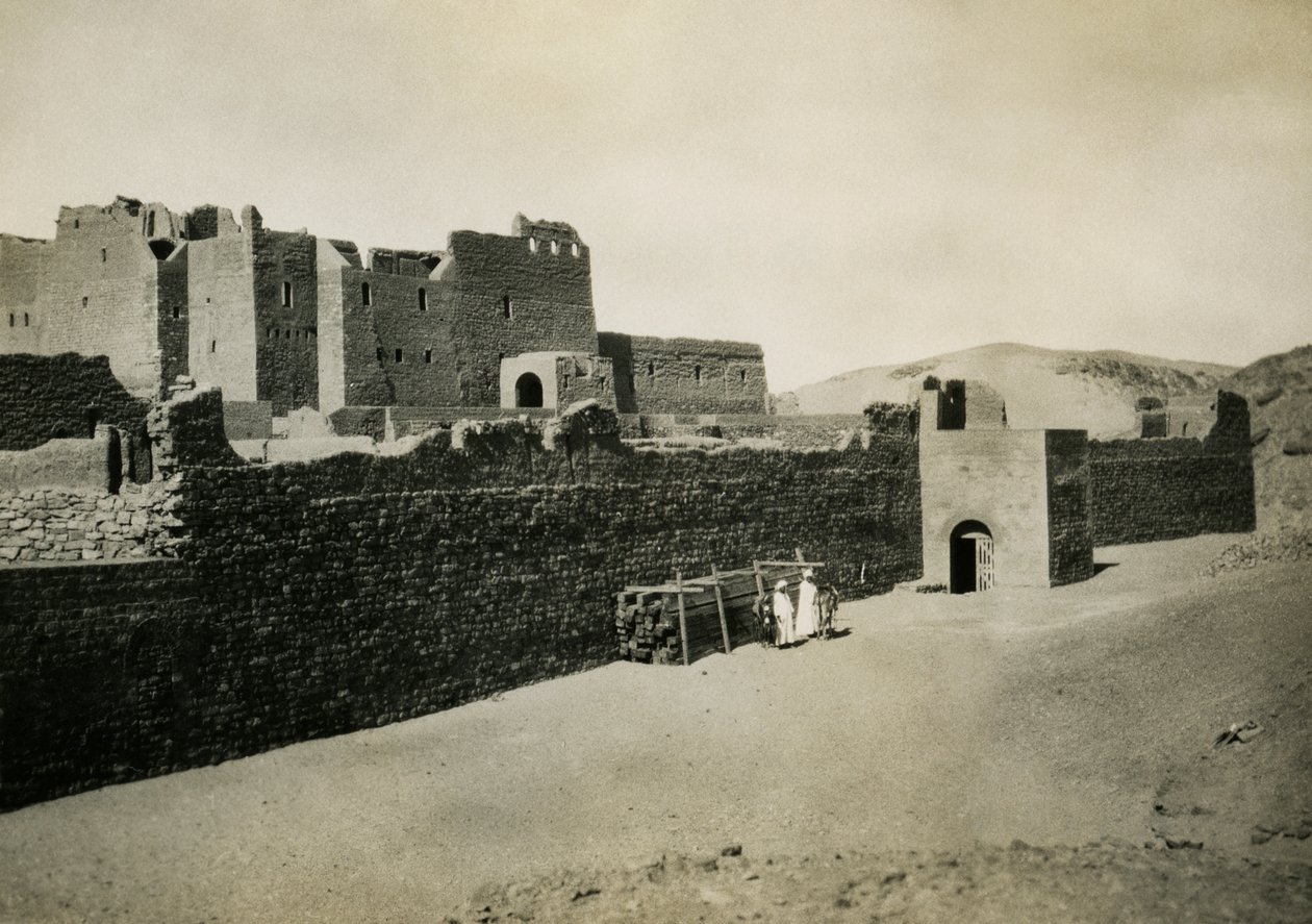 Szent Simeon kolostor, kívülről nézve a keleti fallal, Asszuán, Egyiptom, Ugo Monneret de Villard fotója. alkotó: Ugo Monneret de Villard