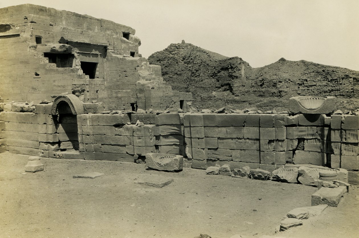 A kopt templom romjai a Hathor templom közelében, Dendera, Egyiptom, fotó: Ugo Monneret de Villard alkotó: Ugo Monneret de Villard