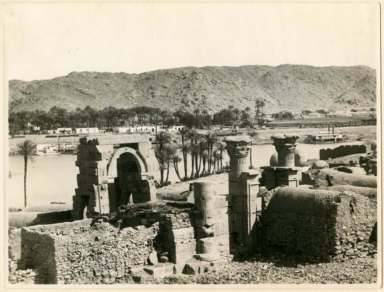 Ozirisz temploma, restaurálás előtt, Bigeh sziget, Egyiptom, Ugo Monneret de Villard fotója. alkotó: Ugo Monneret de Villard