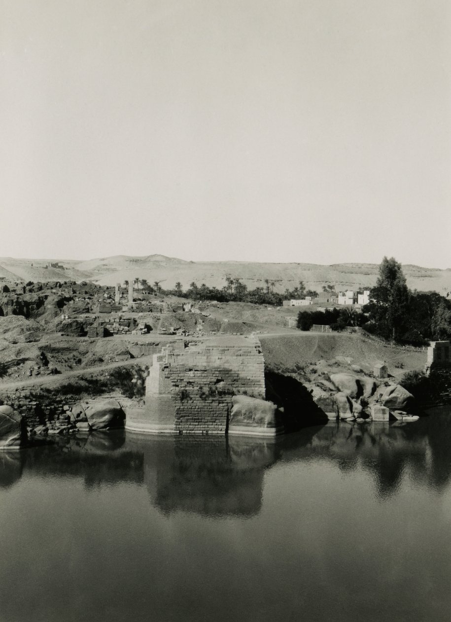 Templomromok Elephantine szigetén, előtérben Kleopátra fürdőjével, Asszuán, Egyiptom, Ugo Monneret de Villard fotója. alkotó: Ugo Monneret de Villard