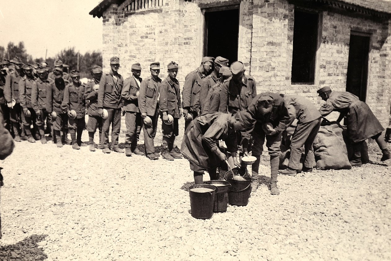 Osztrák foglyok Bagnaria Arsában, Udine, Olaszország, 1916.04.02. (f/w fotó) alkotó: Ugo Ojetti