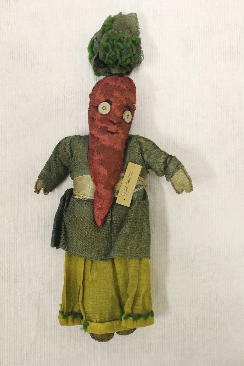 Lady Carrot rongybaba, a fej répa alakú alkotó: Una Maw
