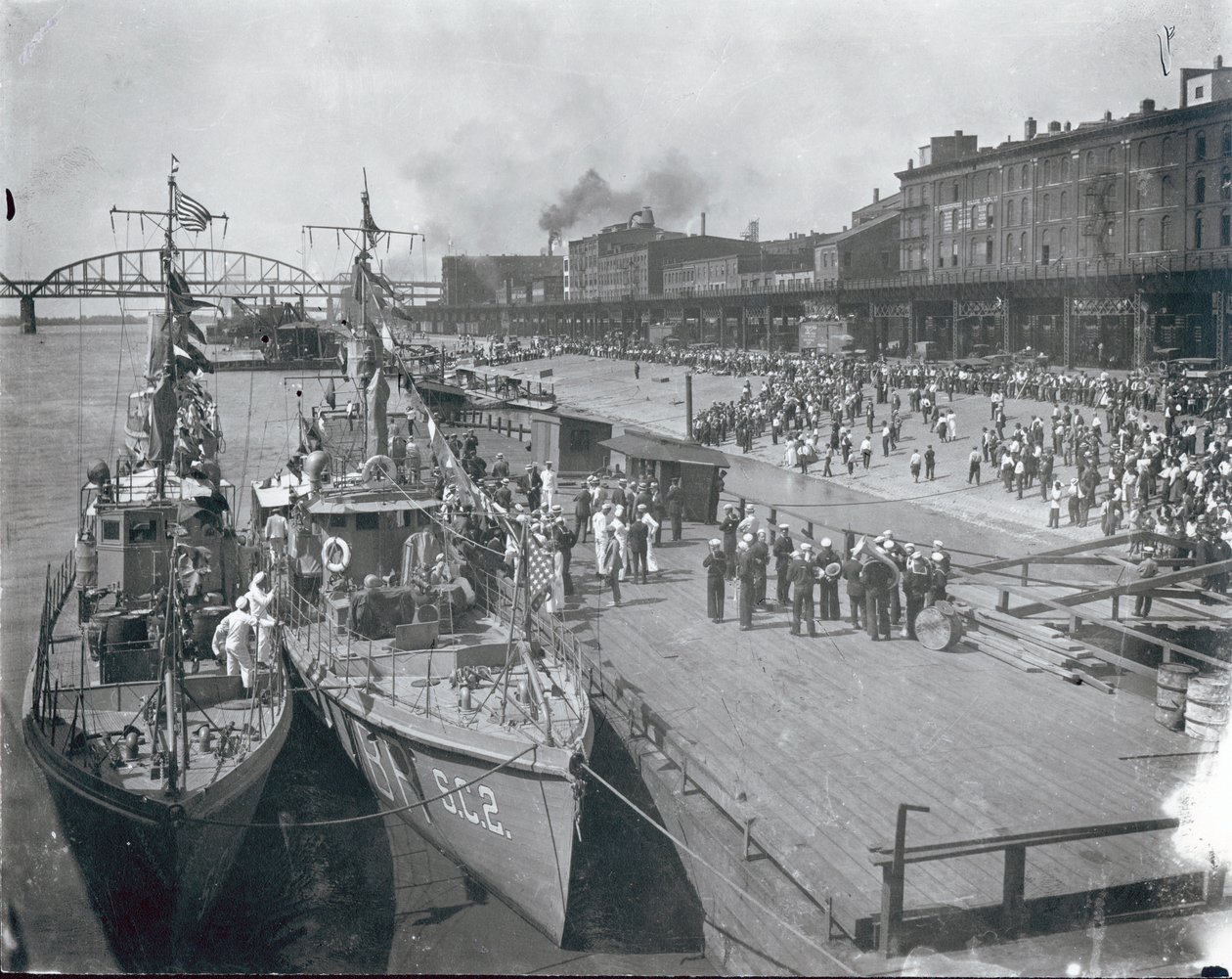 Tömeg a folyóparton köszöntötte az amerikai haditengerészet tengeralattjáró-ellenes flottilláját demonstrációs látogatásra. 1919. június 13 alkotó: Unbekannt Unbekannt