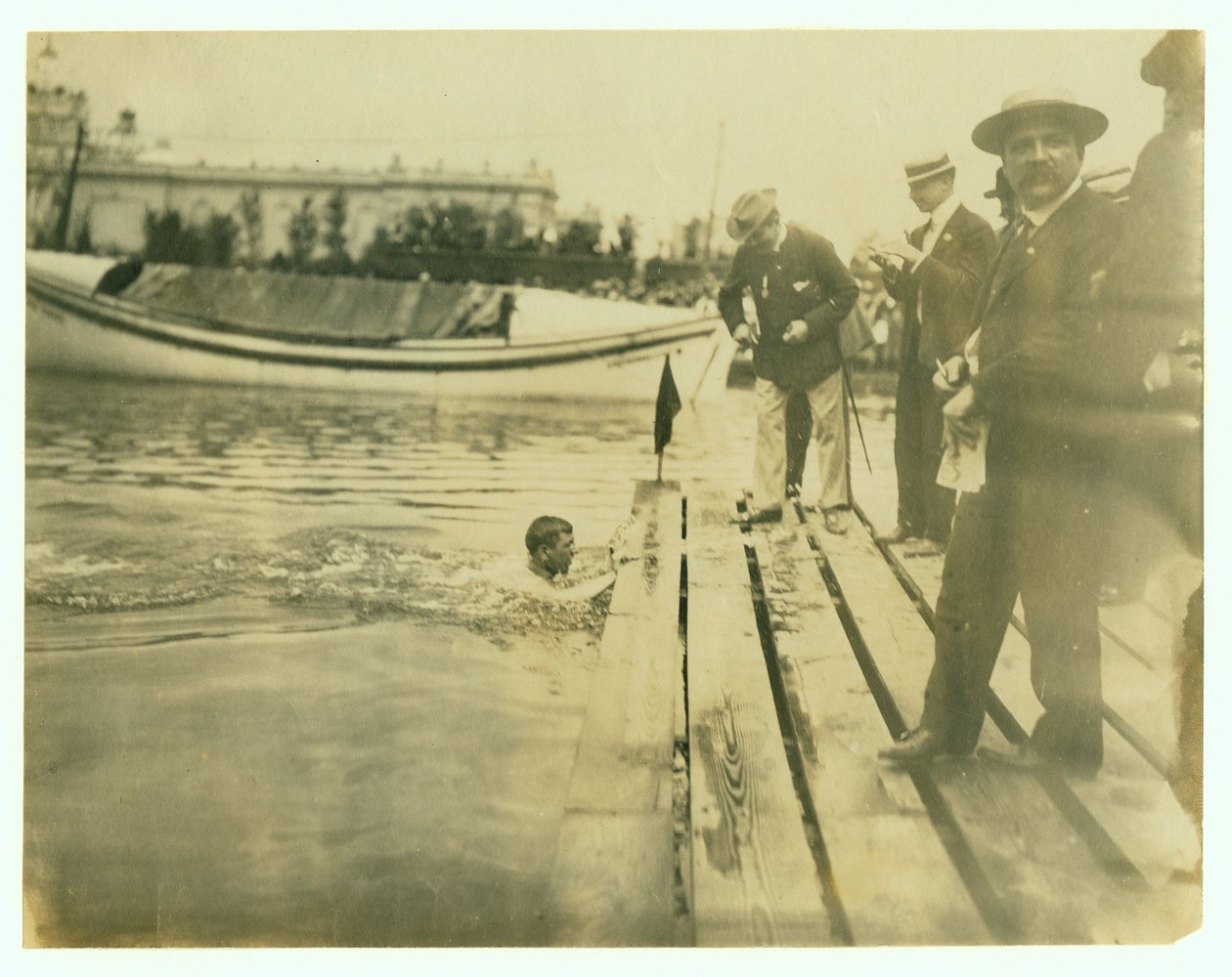 A német E. Rausche nyerte az egy mérföldes úszóbajnokságot, az 1904 -es olimpiát alkotó: Unbekannt Unbekannt