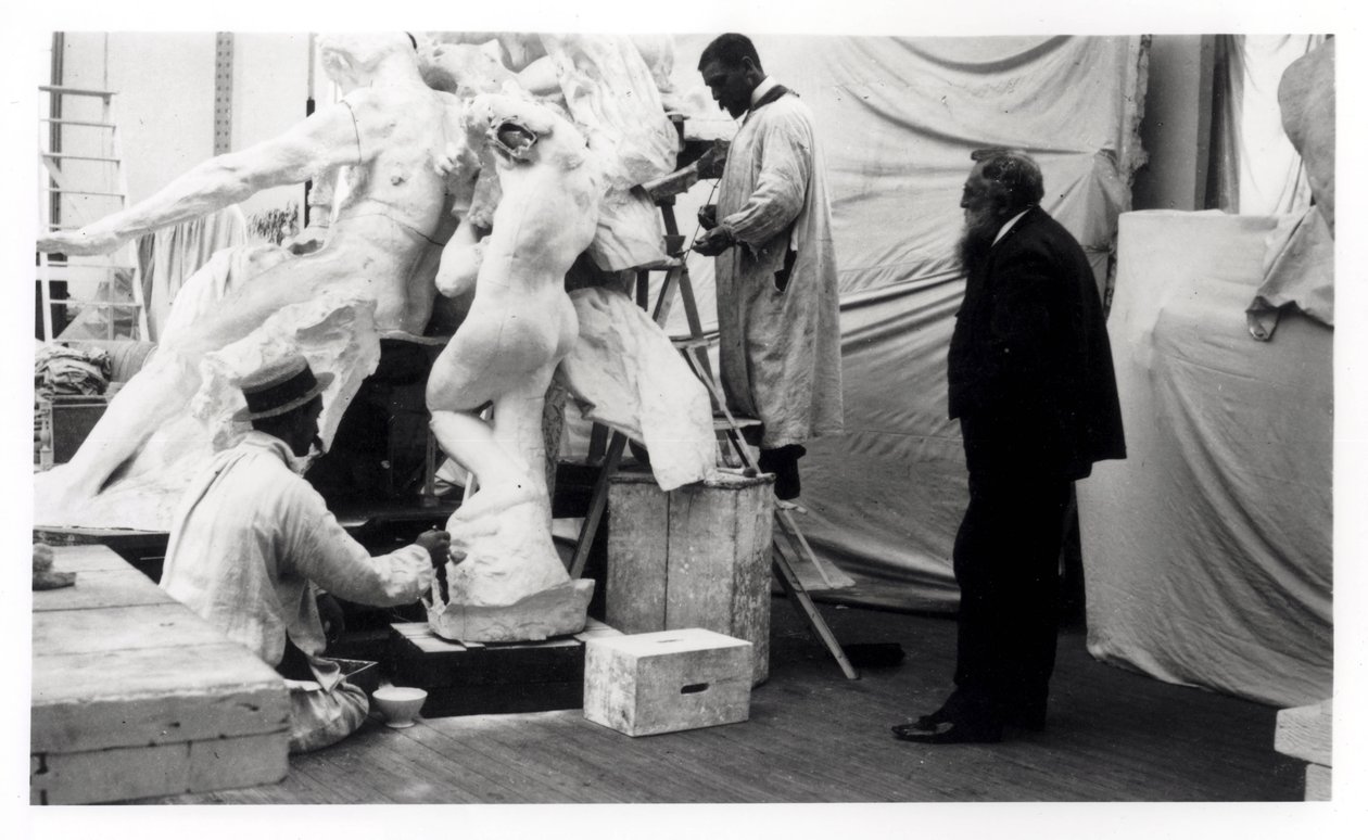 Auguste Rodin (1840-1917) párizsi műtermében egy szobor építését figyelte, 1905 alkotó: Unbekannt Unbekannt
