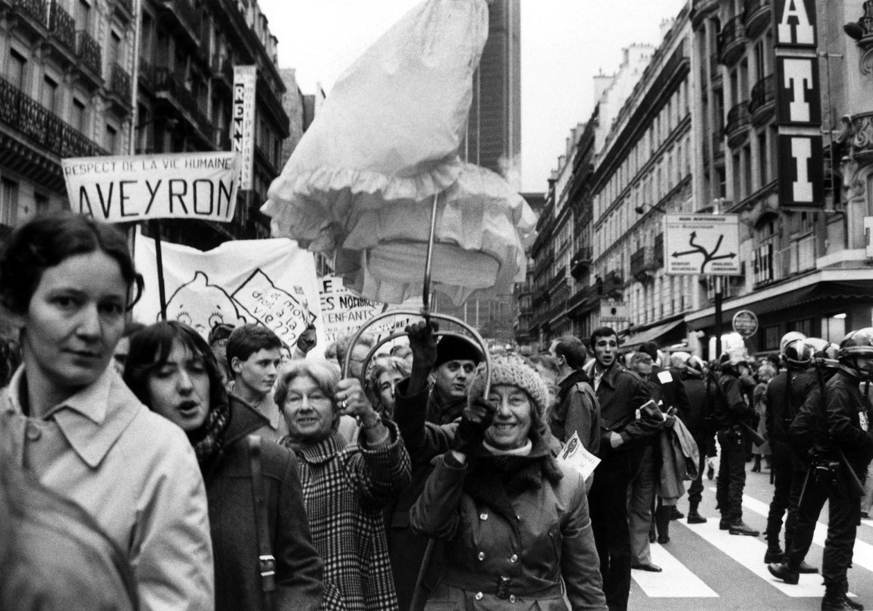 Tüntetés az abortusz ellen Párizsban 1979. november 19-én : itt tüntetők egy bölcsővel alkotó: Unbekannt Unbekannt