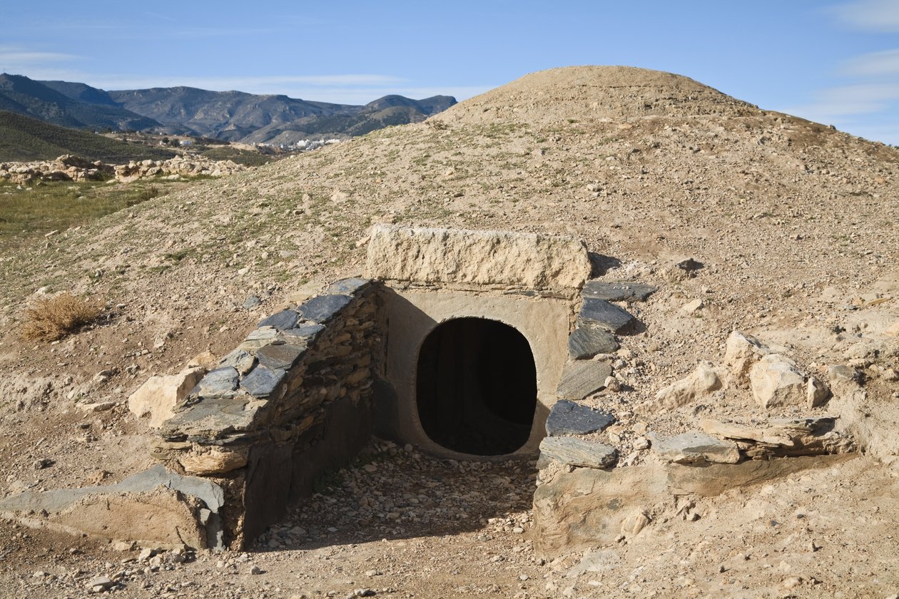 A rekonstruált kör alakú sír bejárata a Necropolis területén, Los Millaresben, Santa Fe Mondujar közelében (fotó) alkotó: Unbekannt Unbekannt