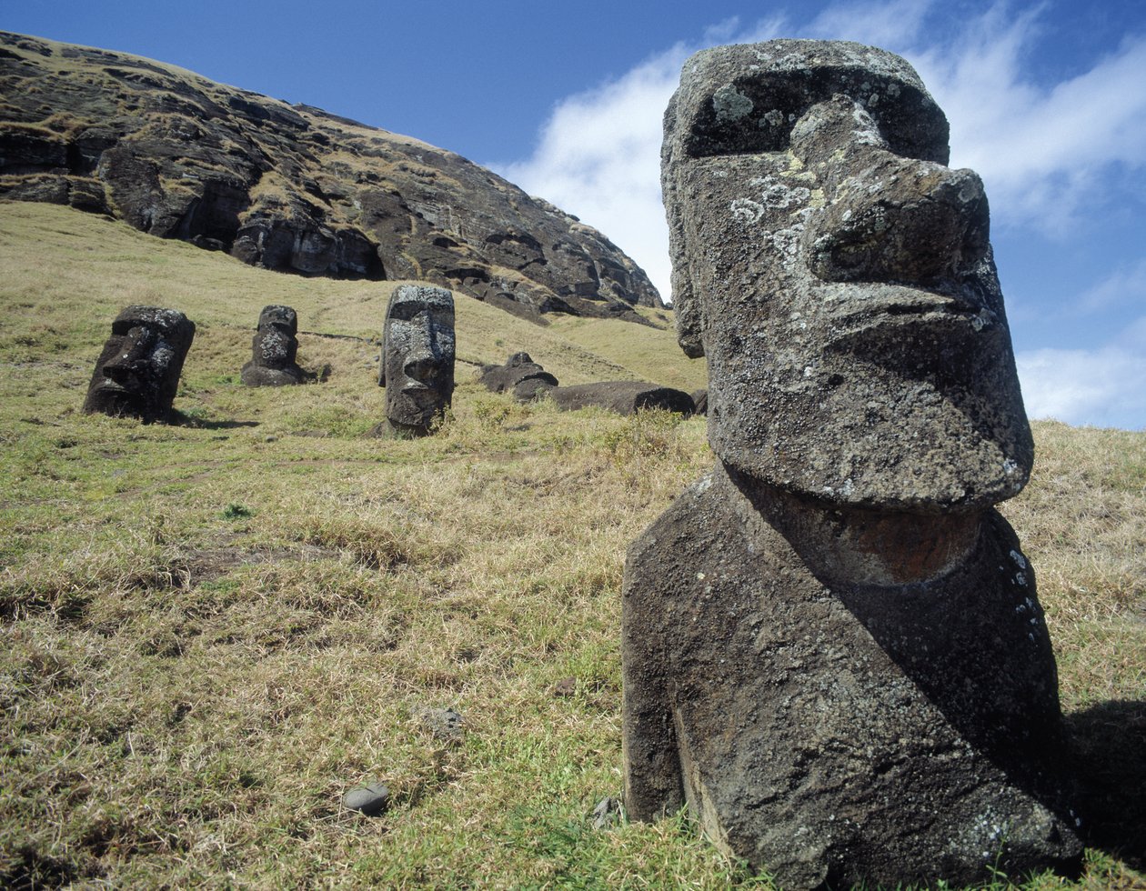 Monolit szobrok a Rano Raraku kőbányában, 1000-1600 körül alkotó: Unbekannt Unbekannt