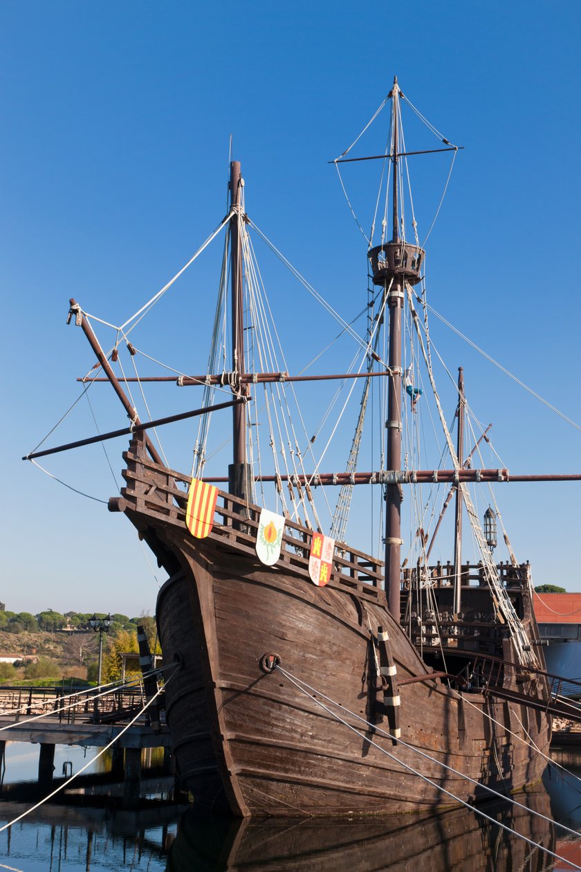 A Columbus amerikai kontinensre vitorlázott hajók másolatai El Muelle de las Carabelasban, vagy a Caravels rakparton Palos de la Fronterában, Huelva tartományban, Andalúziában, Spanyolország déli részén. alkotó: Unbekannt Unbekannt