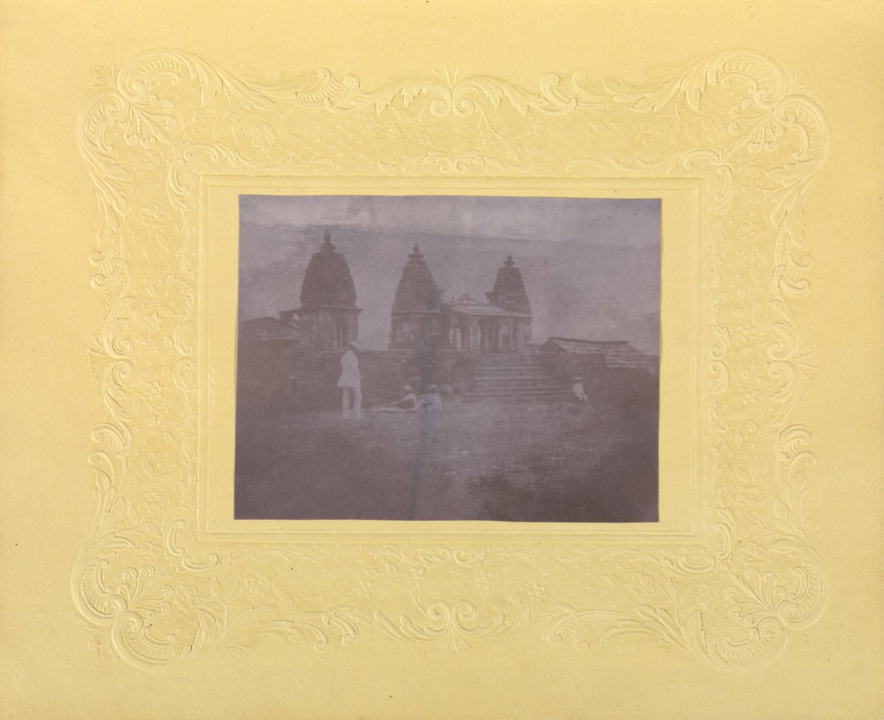 Ismeretlen gyártó, brit, aktív India 1843 körül - (Men Before Three Temples, India) alkotó: Unbekannt Unbekannt