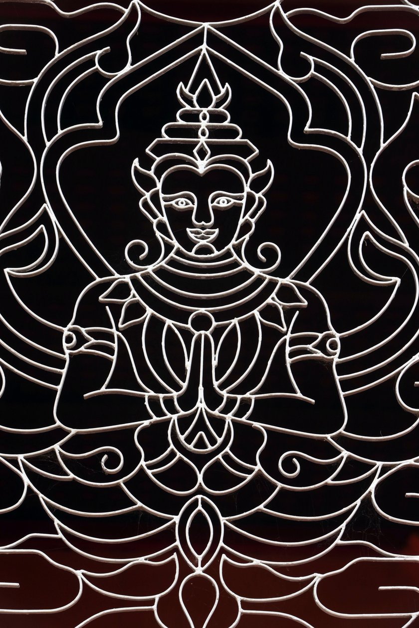 20151028, Vientiane, Laosz : Wat Ong Teu buddhista templom. Egy istennő díszít egy ablakot alkotó: Unbekannt