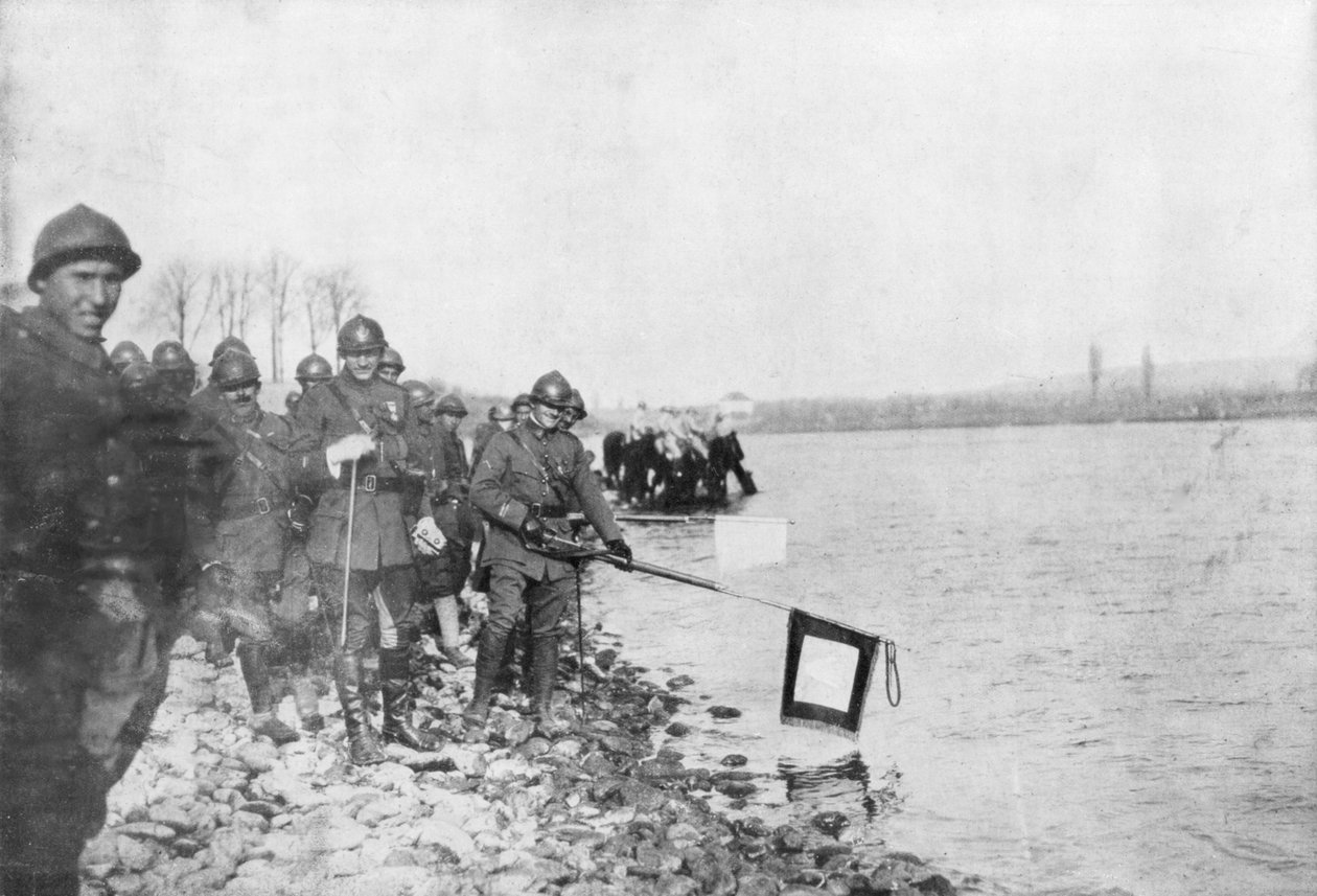 A 2. marokkói hadosztály megfürdeti zászlóit a Rajnában, Huningue-ban, Elzászban, Franciaországban, 1918. november 21. alkotó: Unbekannt