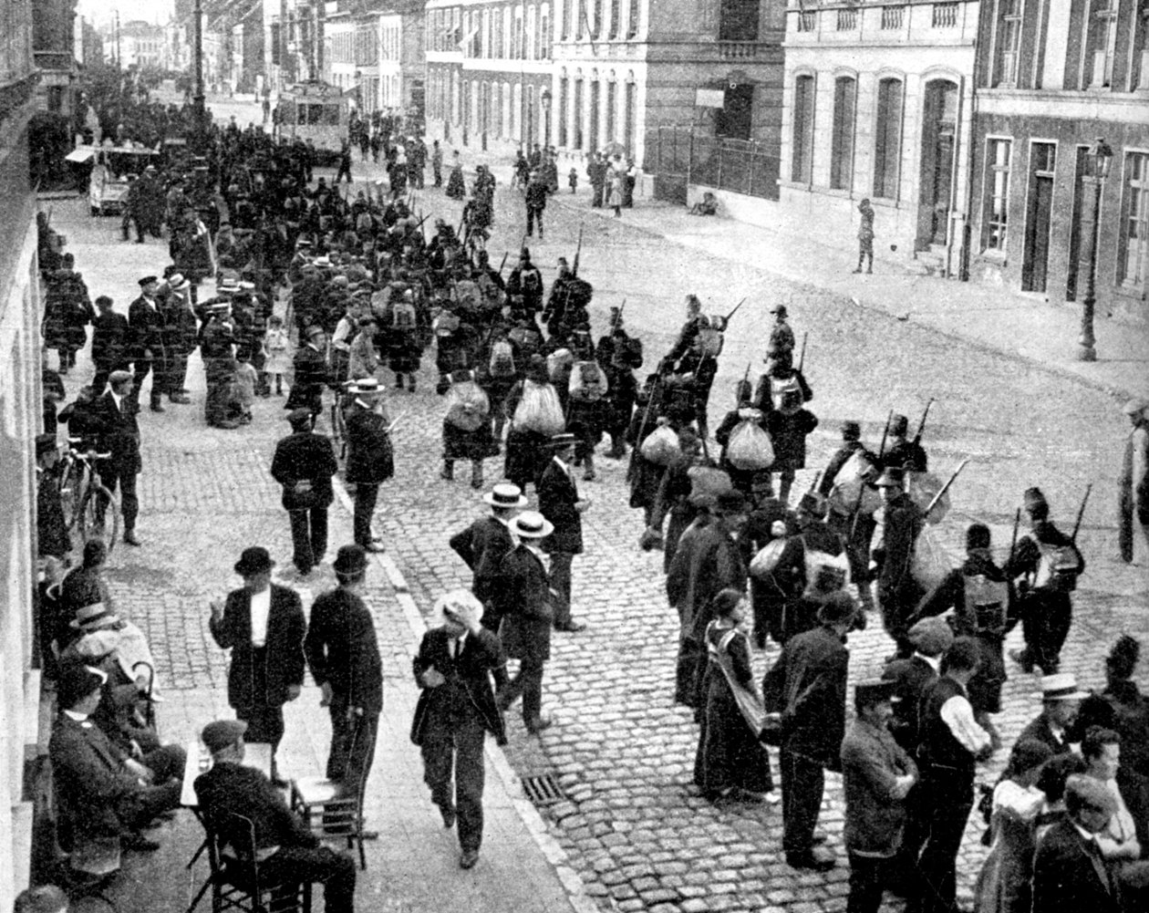 Egy belga ezred visszavonul Antwerpenbe, első világháború, 1914 alkotó: Unbekannt