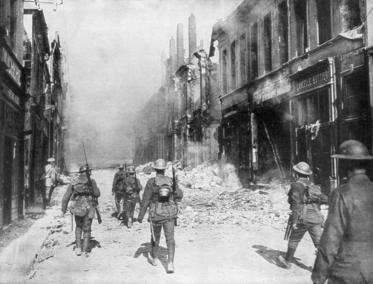 Egy brit hadsereg járőrje, Cambrai, Franciaország, első világháború, 1918. október 9 alkotó: Unbekannt