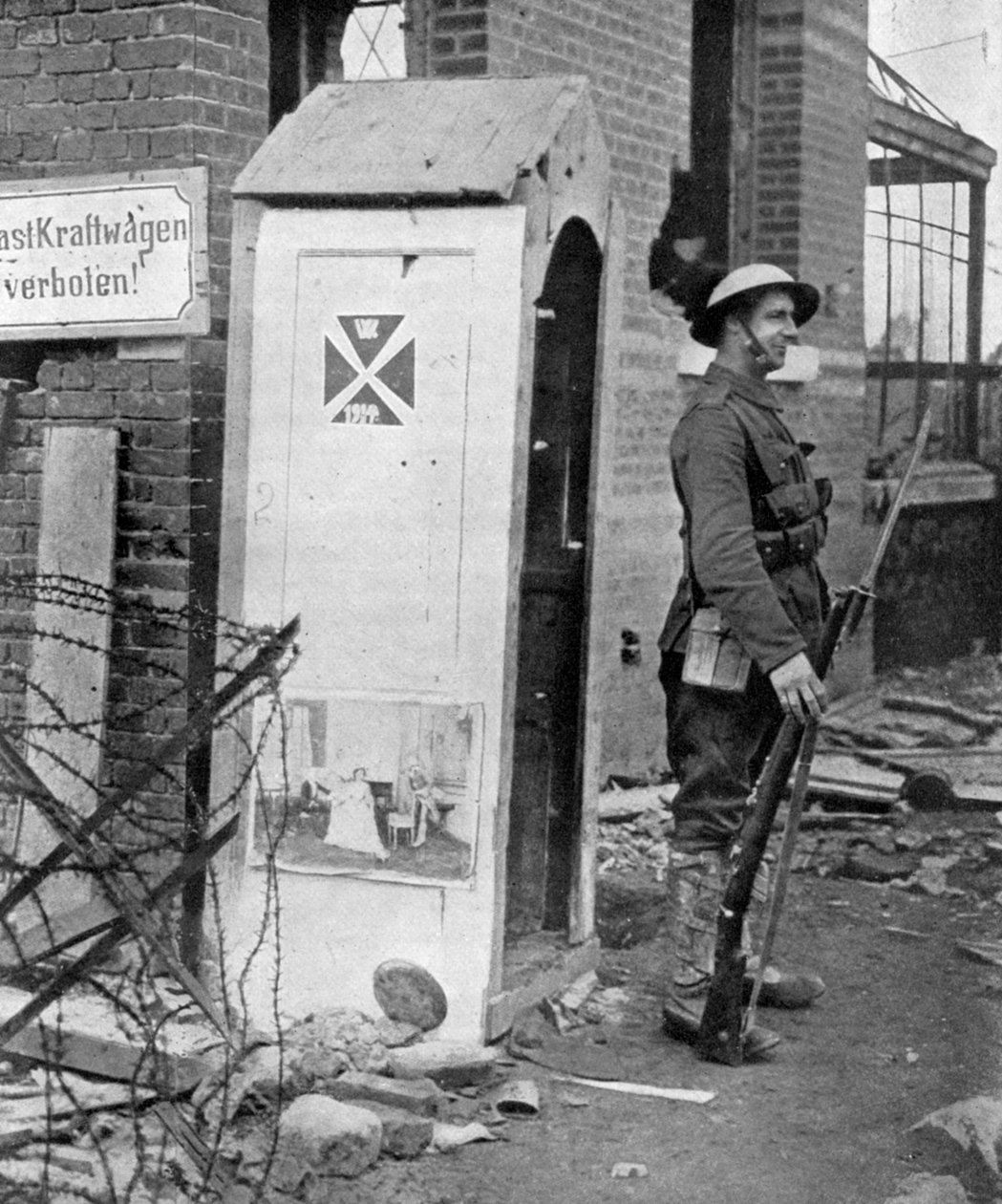 Egy brit katona őrszolgálatban a franciaországi Peronne eleste után, első világháború, 1917, 1920 körül alkotó: Unbekannt