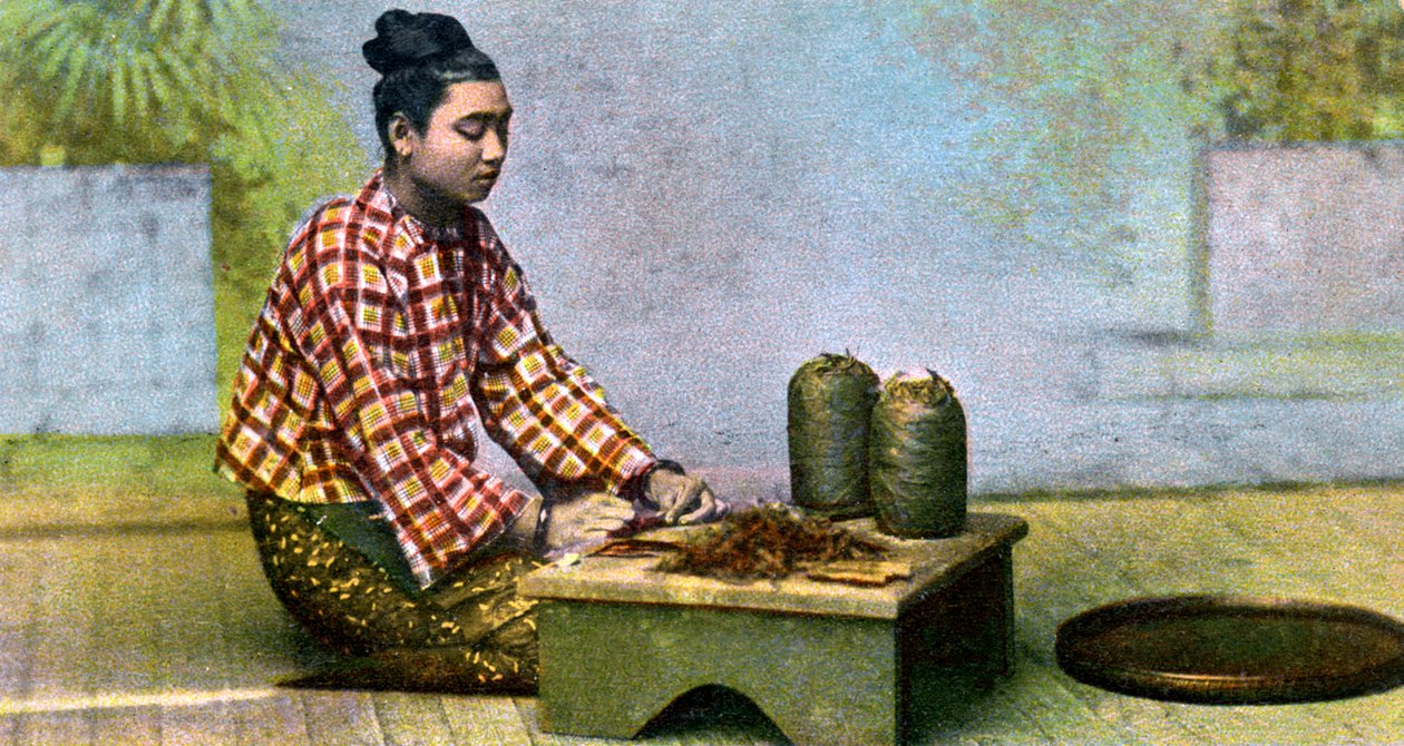 Egy burmai nő, aki szivart készít, 1900-as évek alkotó: Unbekannt
