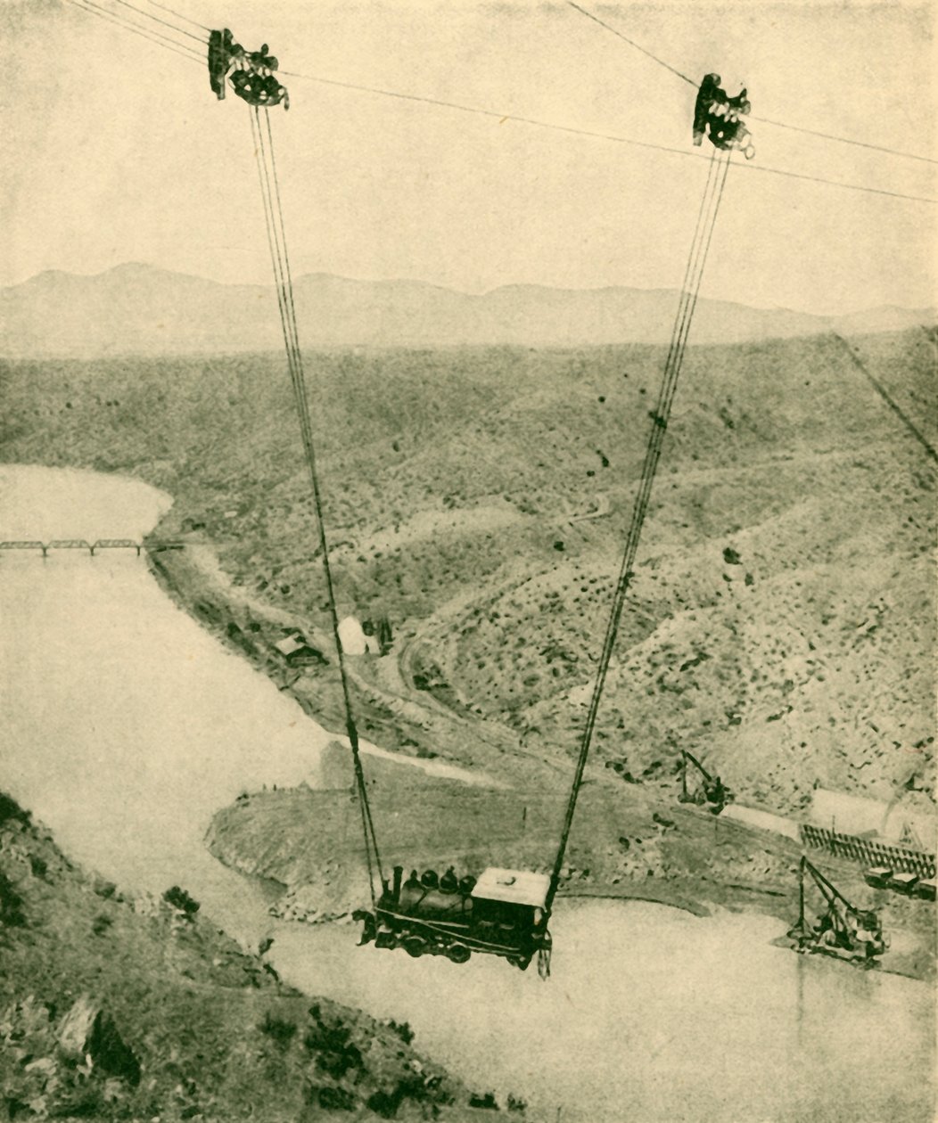 A Contractors Engine Being Across A Canyon, Rio Grande River, Új-Mexikó, 1930. alkotó: Unbekannt
