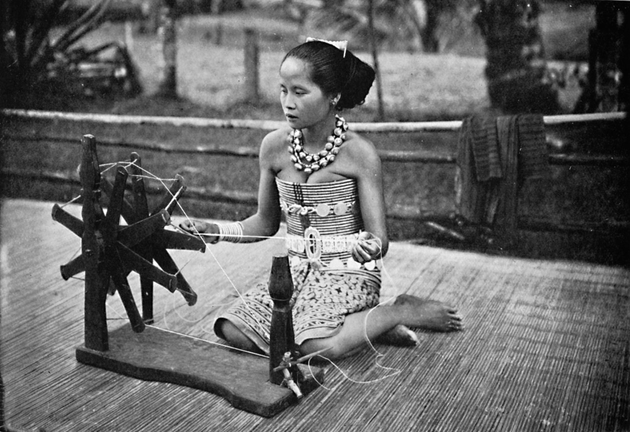 Egy Dayak lány a forgó kerekénél, 1902 alkotó: Unbekannt