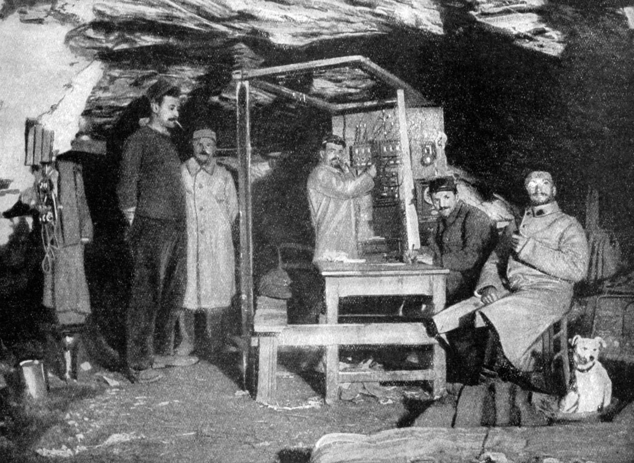 Francia telefonposta egy barlangban, Franciaország, I. világháború, 1915 alkotó: Unbekannt