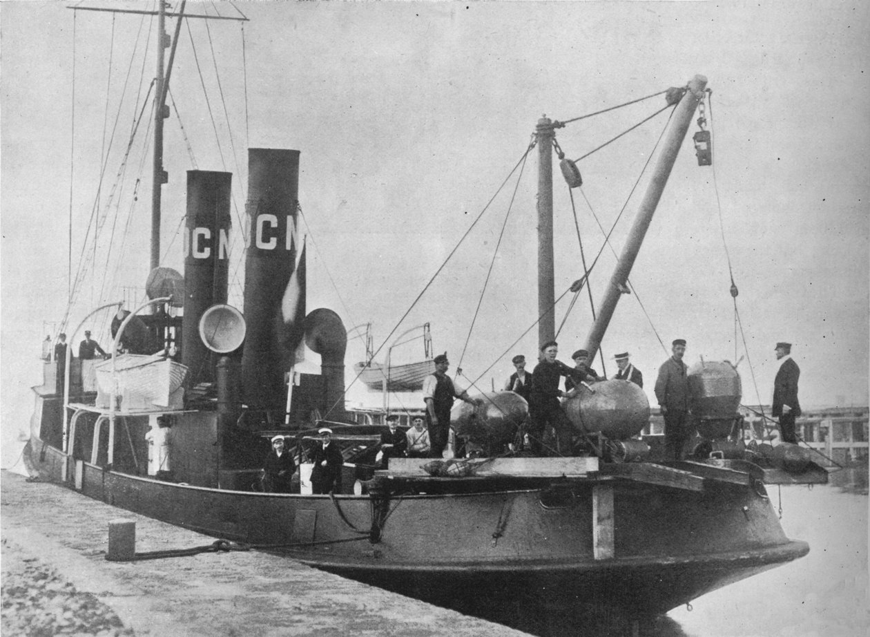 Egy német aknaréteg elhagyja a kikötőt aknáival a fedélzeten, 1914 alkotó: Unbekannt
