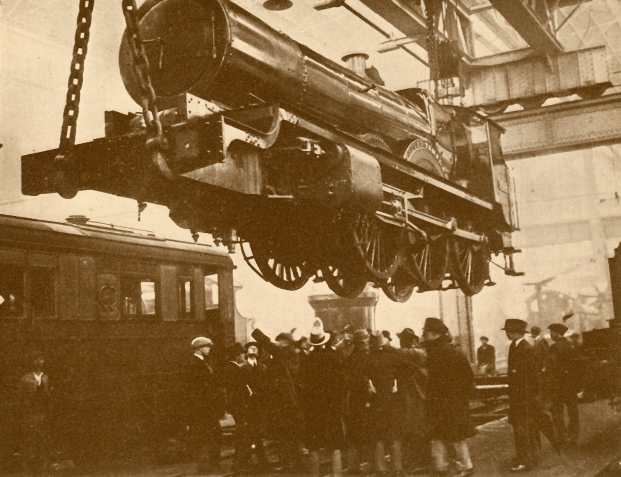 Egy Great Western Knight a Swindonba látogató állami iskolás fiúk ellenőrzésére ülve, 1930. alkotó: Unbekannt