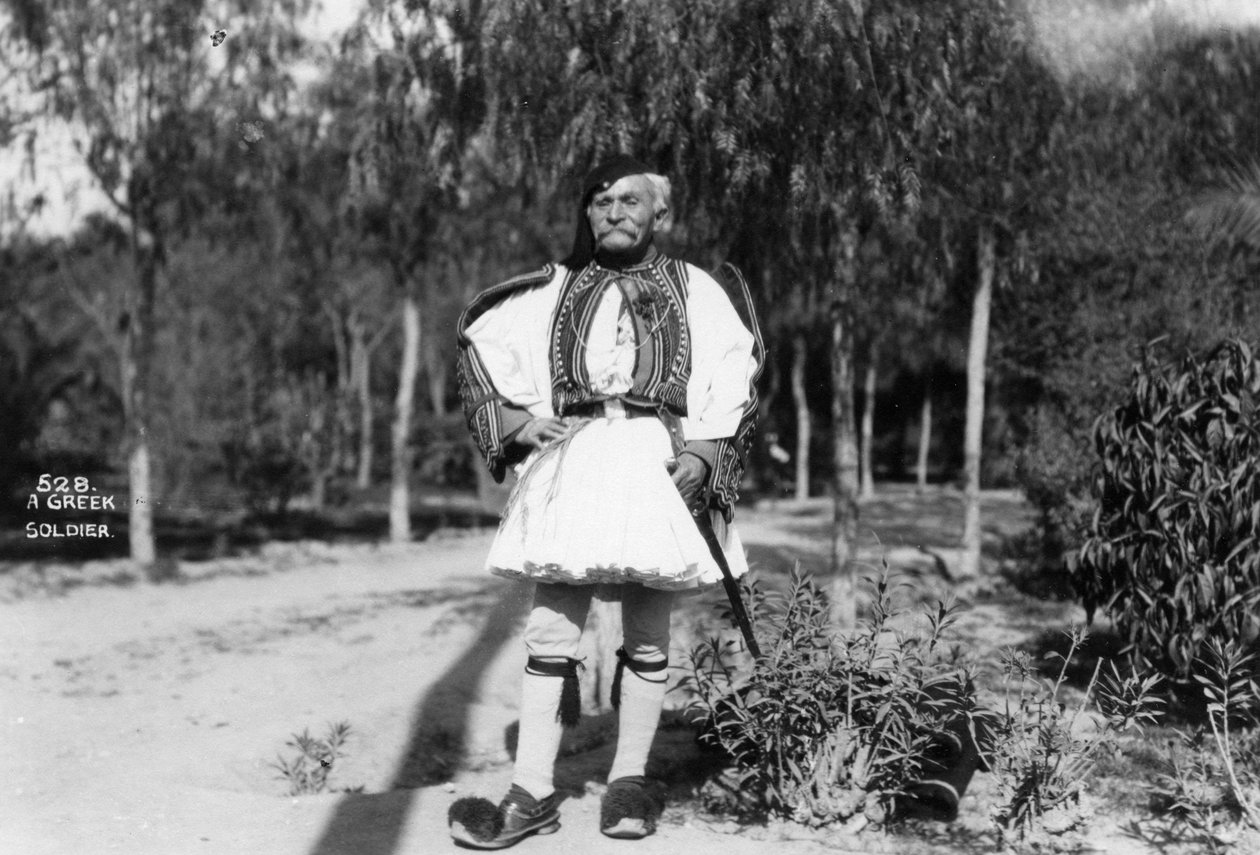 Egy görög katona hagyományos egyenruhában, 1920-c1930-as évek alkotó: Unbekannt