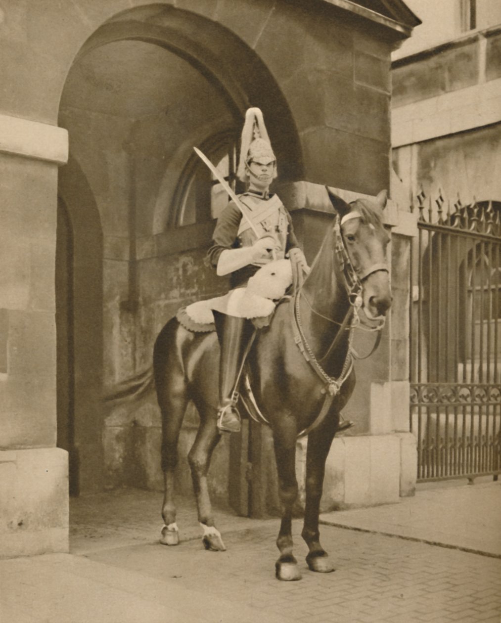 Egy élő szobor Whitehallban: The Lifeguards Sentry, 1935. alkotó: Unbekannt