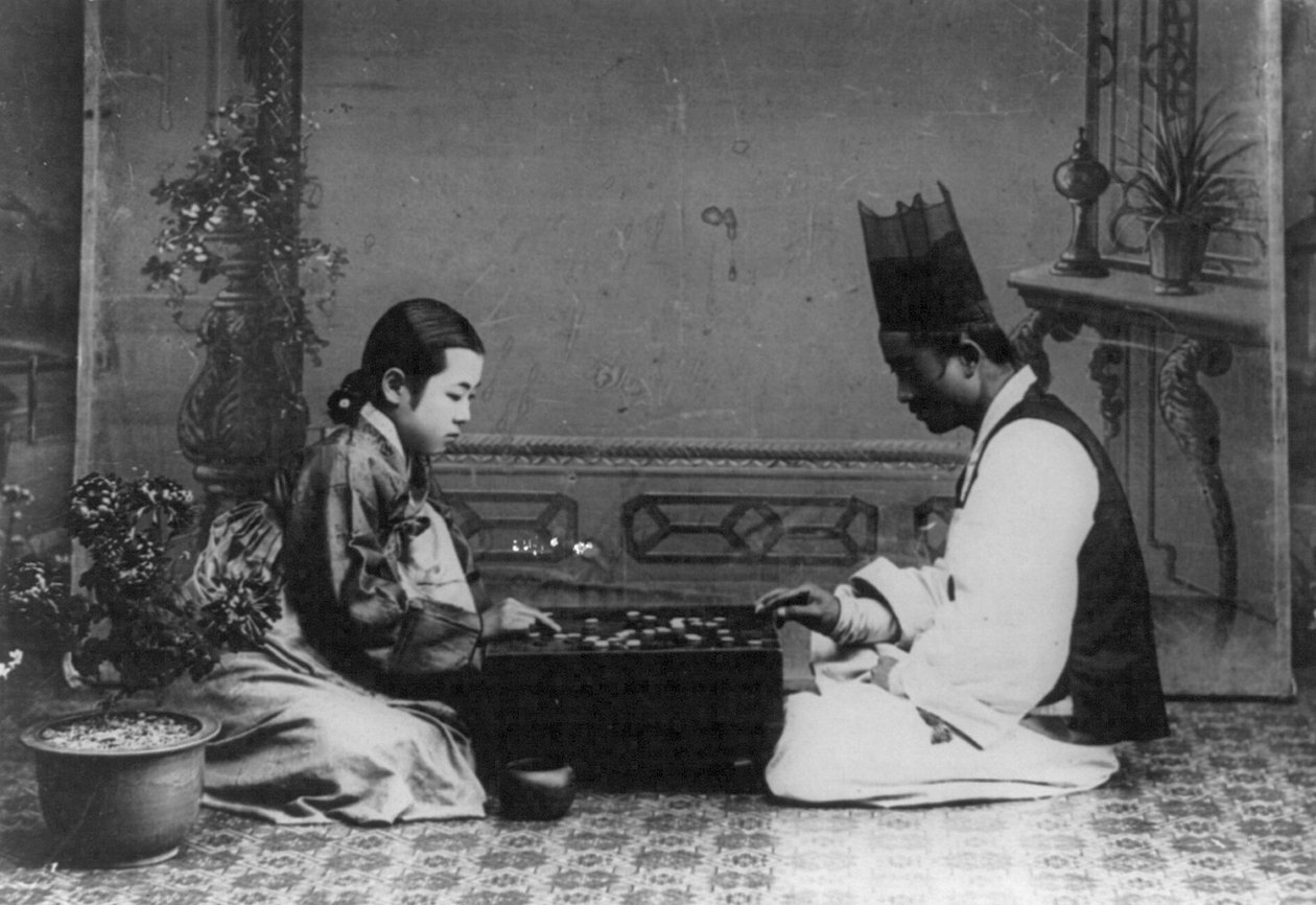 Egy férfi és egy nő Baduk-játékot játszanak, 1910 körül (f/w fotó) alkotó: Unbekannt