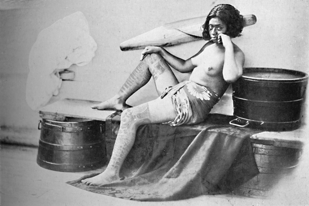 Egy marquesai nő, akinek a lábak alsó része teljesen tetovált, 1902 alkotó: Unbekannt