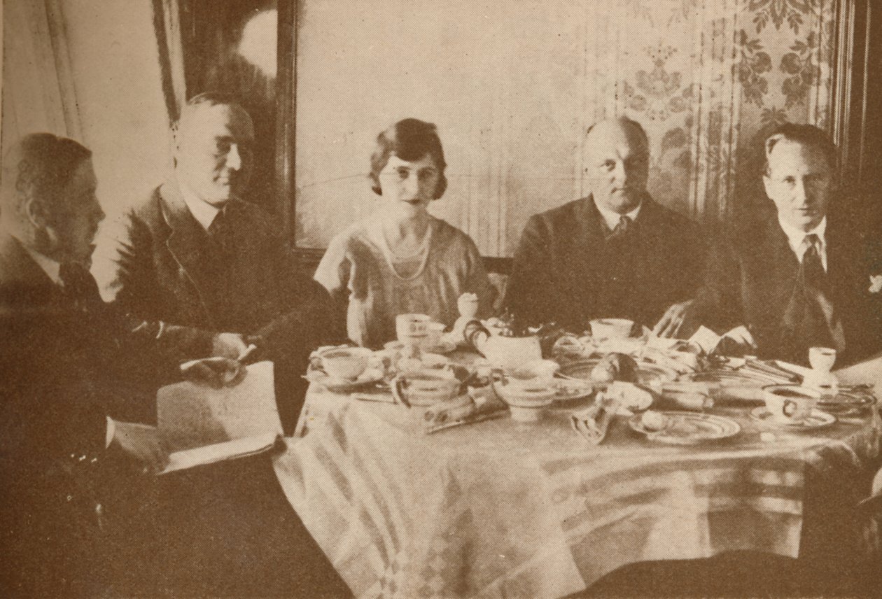 Étkezés a Graf Zeppelin fedélzetén az Atlanti-óceán feletti repülés közben, 1927 alkotó: Unbekannt