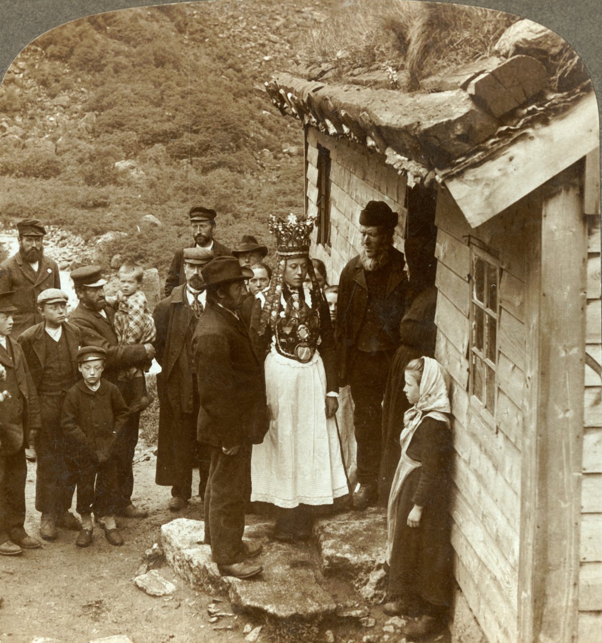 Nordfjord menyasszony és vőlegény vendégekkel és szülőkkel a ház ajtajában, Brigsdal, Norvégia, c1905. alkotó: Unbekannt