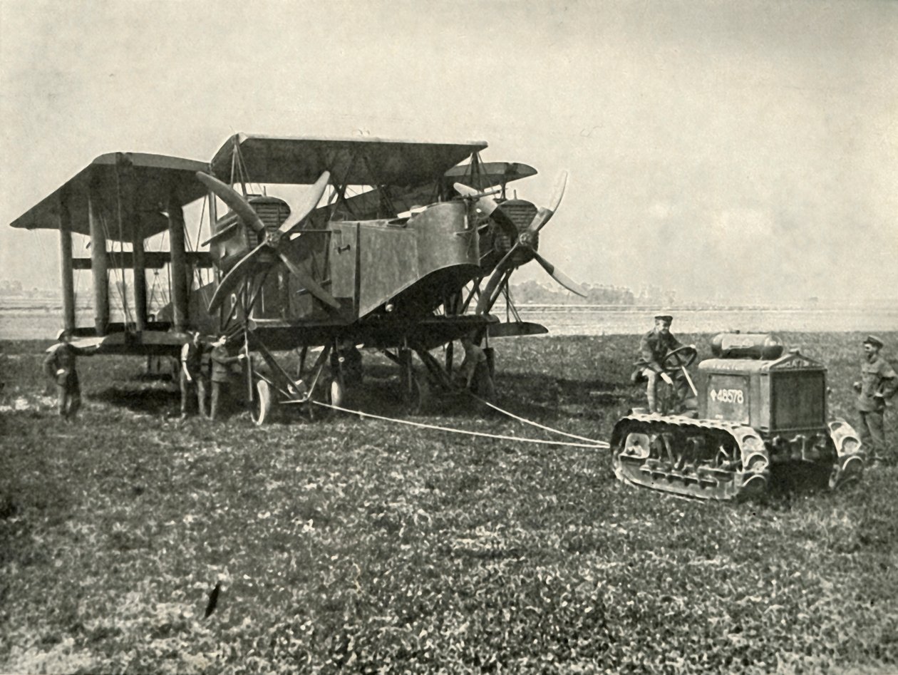 Egy kismotoros traktor hatalmas R.A.F-et kap Bombázógép pozícióba..., 1919. alkotó: Unbekannt