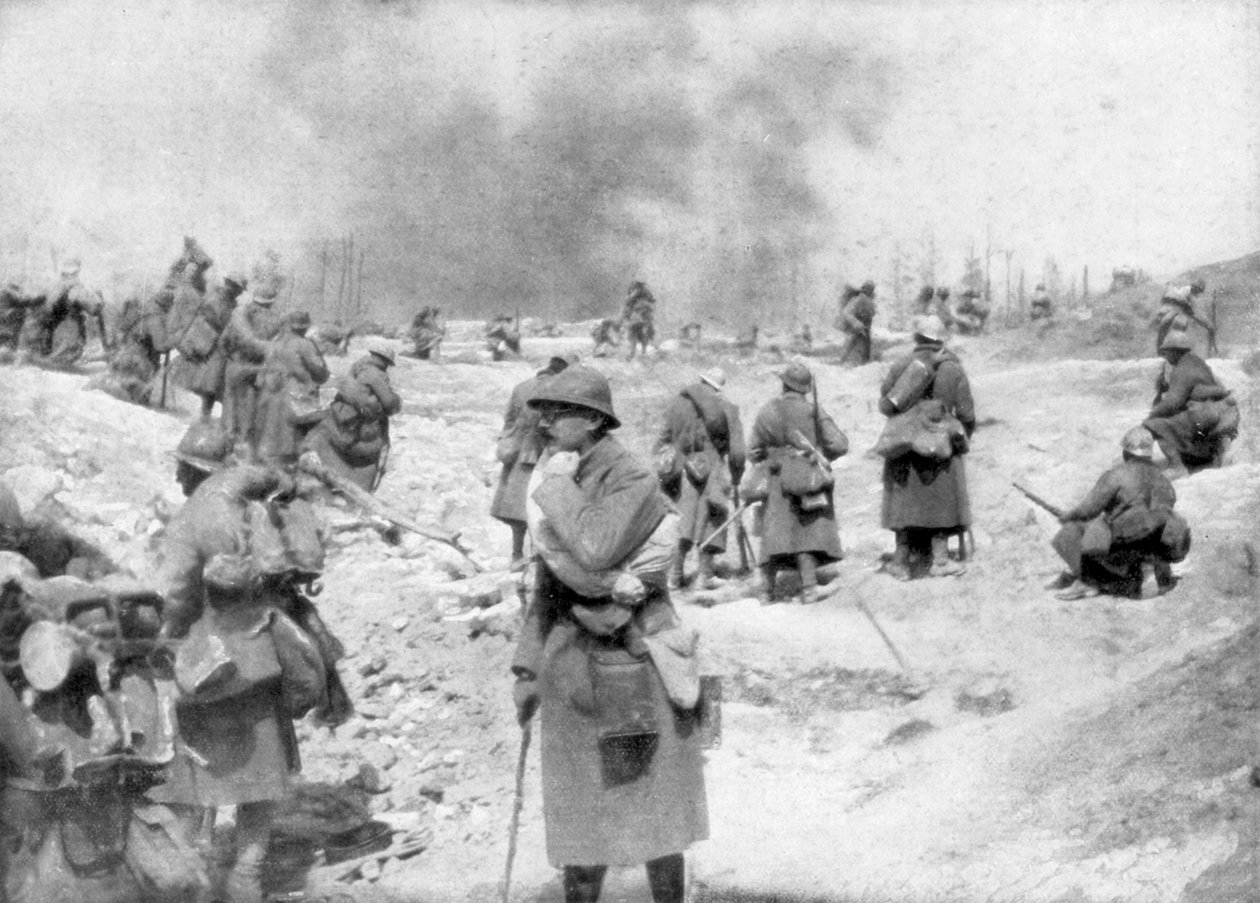 Egy zászlóalj a front felé közeledik, Mont Pertois, Franciaország, első világháború, 1917. április 20. alkotó: Unbekannt