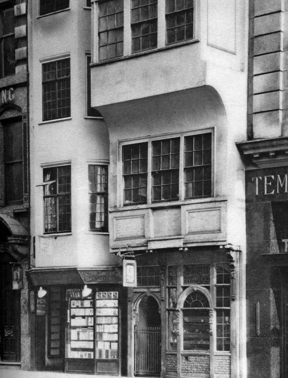 Könyvesbolt és dohányboltok a londoni Strandben, 1926-1927 alkotó: Unbekannt