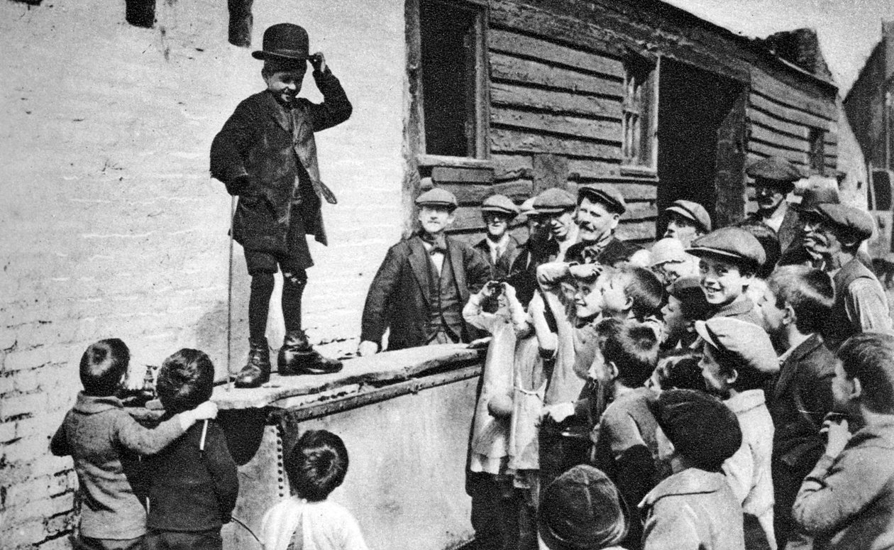 Charlie Chaplin kezdő csodálója, London keleti vége, 1926-1927 alkotó: Unbekannt