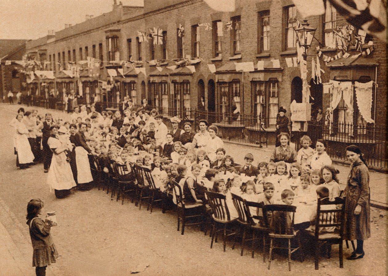 Gyermek teaparti a londoni East End Streeten, a Versailles-i békeszerződés megünneplésére at&t alkotó: Unbekannt