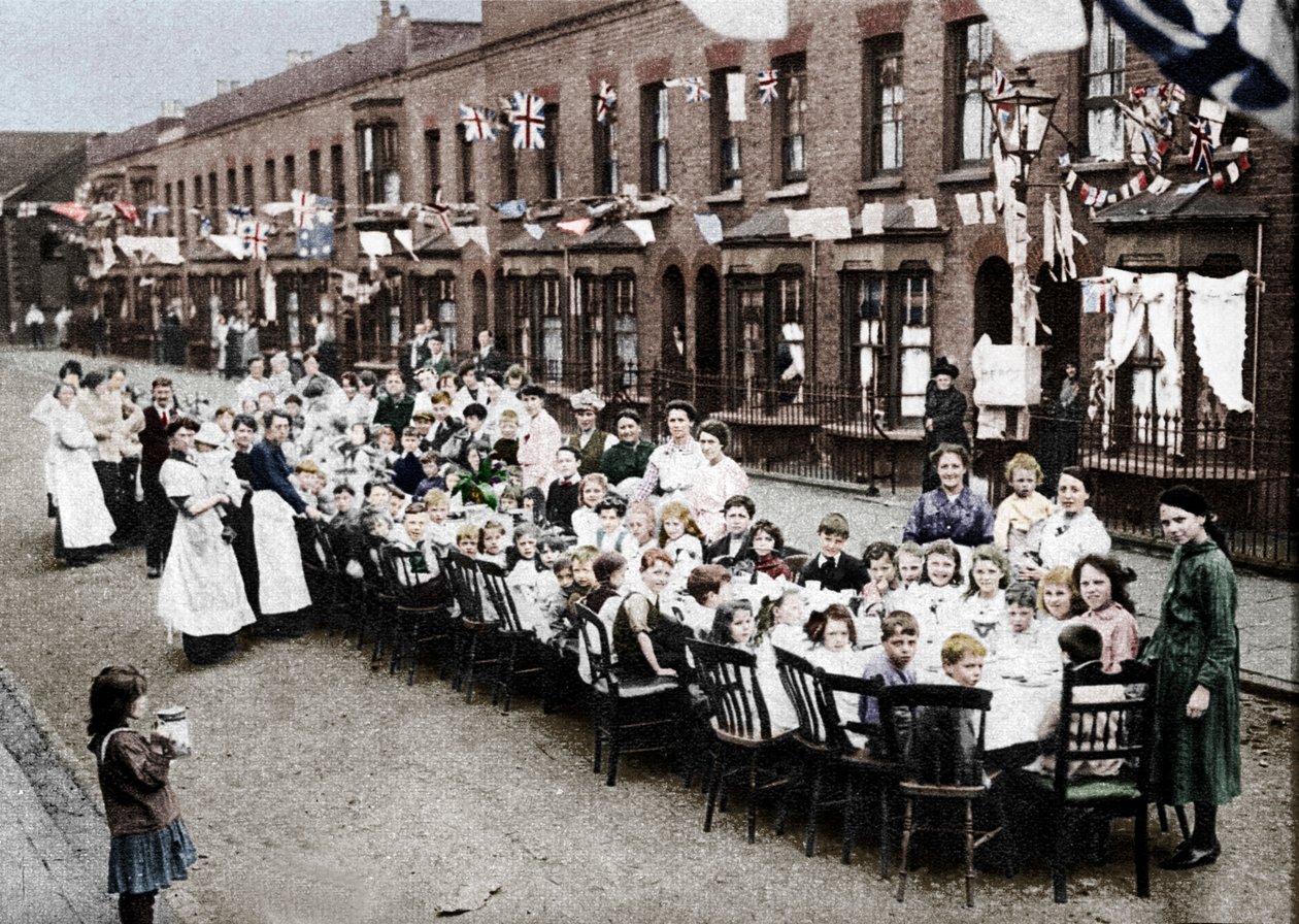 Gyermek teaparti a londoni East End Streeten, a Versailles-i békeszerződés megünneplésére at&t alkotó: Unbekannt