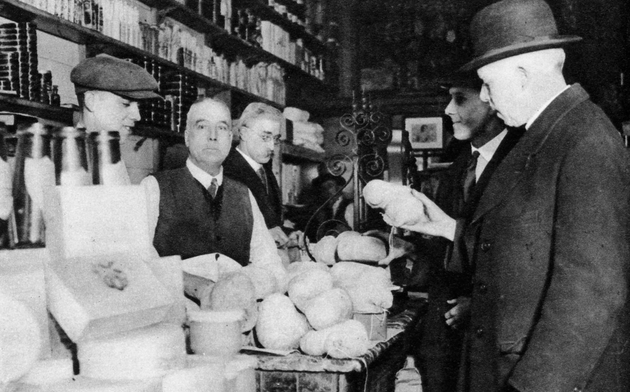 Egy ügyfél megvizsgál egy haggist, London, 1926-1927 alkotó: Unbekannt