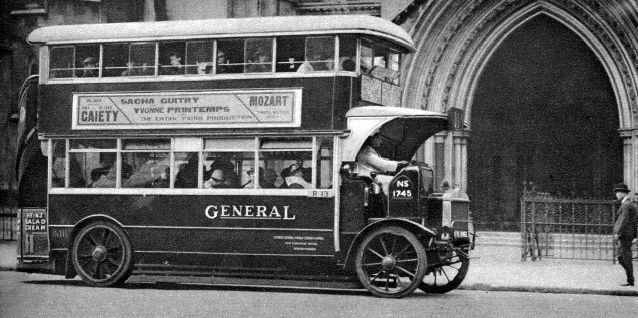 Egy emeletes busz a londoni Law Courts előtt, 1926-1927 alkotó: Unbekannt