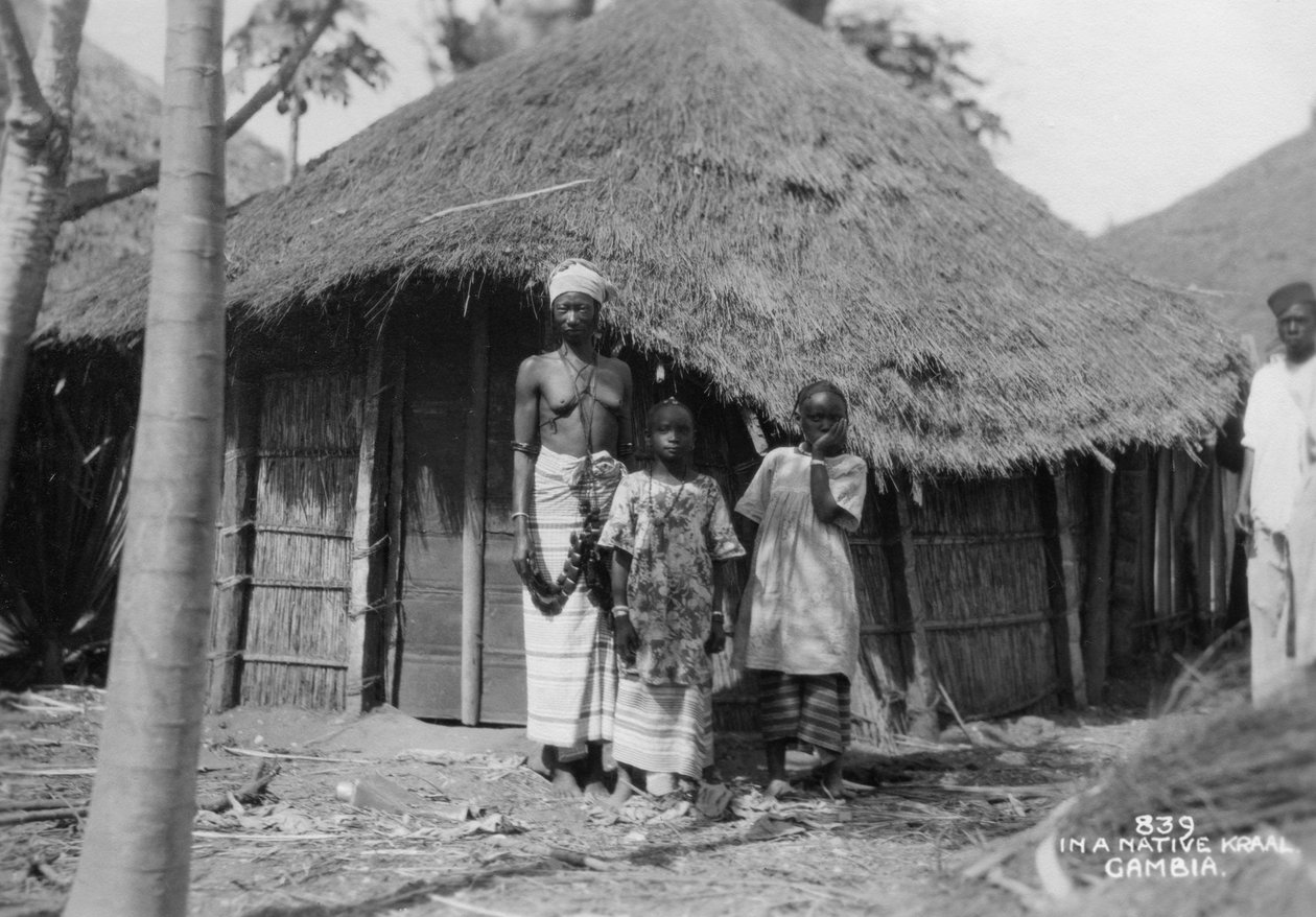 Egy család otthona előtt, Gambia, XX. század alkotó: Unbekannt