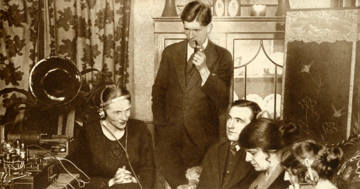 Egy család az 1923-as, 1935-ös országgyűlési választás eredményét hallgatva. alkotó: Unbekannt