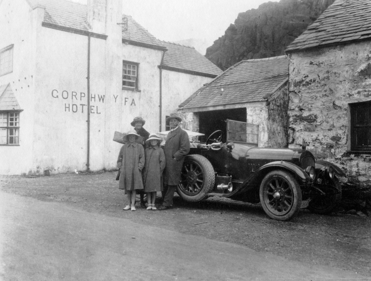 Egy család az autója mellett áll, Gorphwysfa Hotel, Észak-Wales, 1920-1930-as évek alkotó: Unbekannt