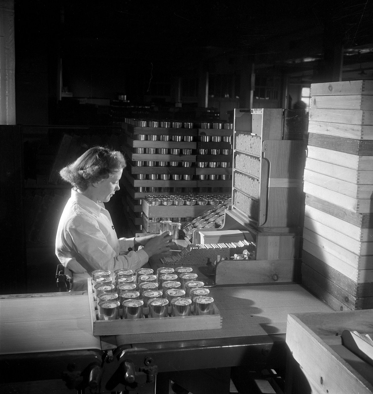 Egy női munkás dobozokba csomagol cigarettát, London 1950 alkotó: Unbekannt