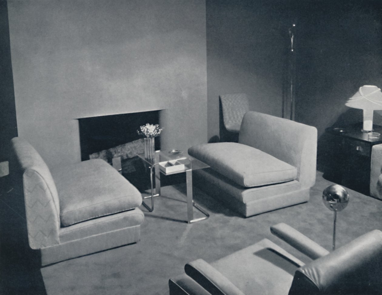 Egy kandalló melletti csoport egy nappaliban, Russel Wright tervezte, 1935 alkotó: Unbekannt