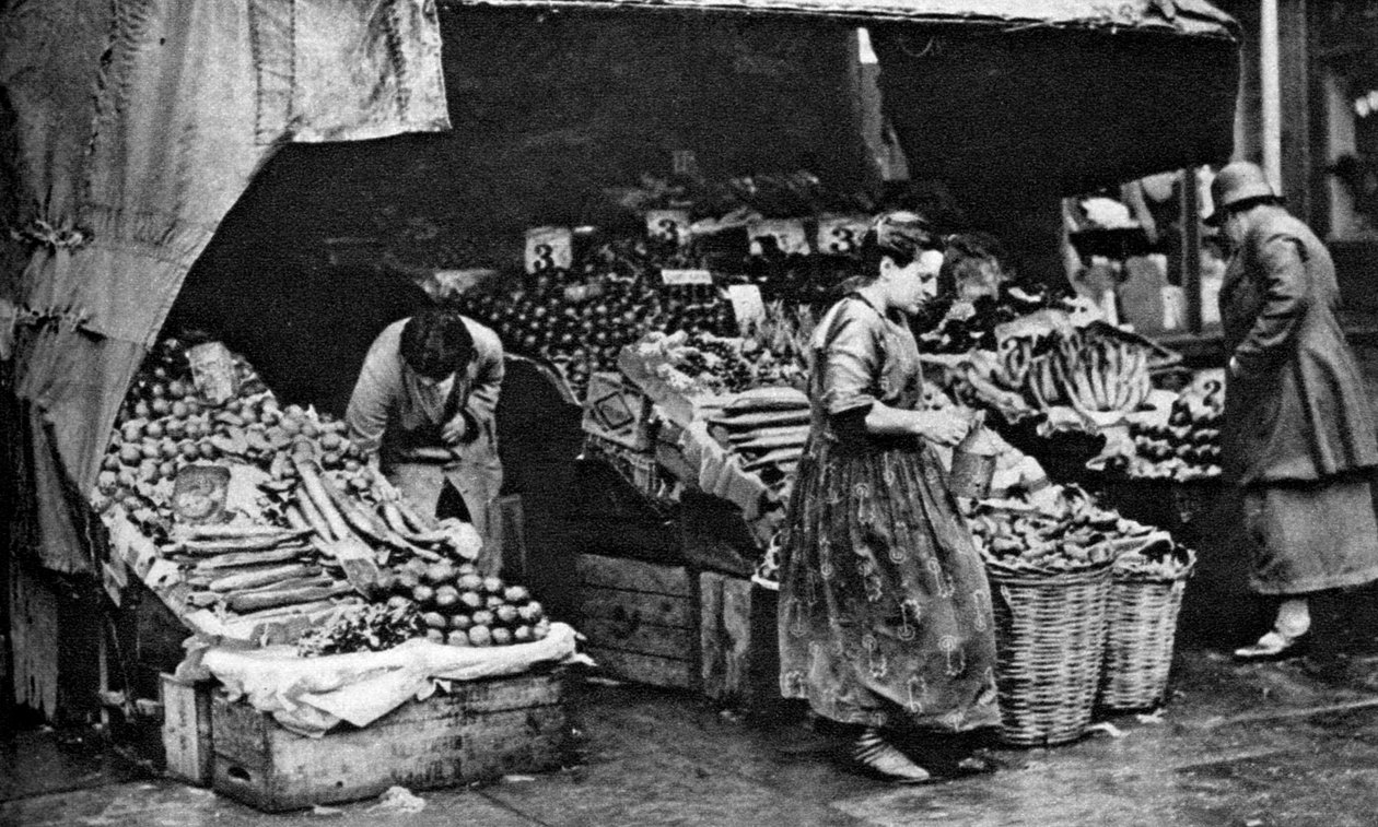 Egy zöldséges a Commercial Roadon, London, 1926-1927 alkotó: Unbekannt