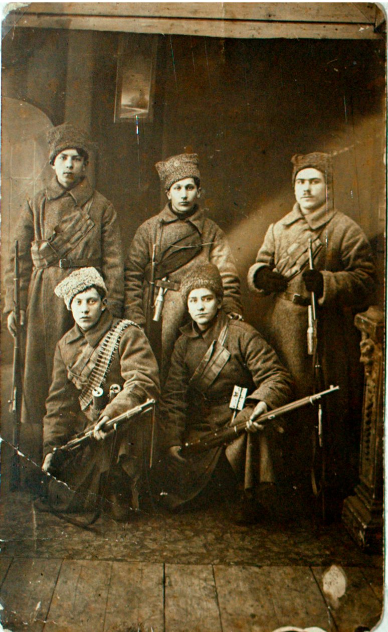 A Vörös Hadsereg katonáinak egy csoportja a frontra való indulás előtt, Petrográd, Oroszország, 1918 alkotó: Unbekannt
