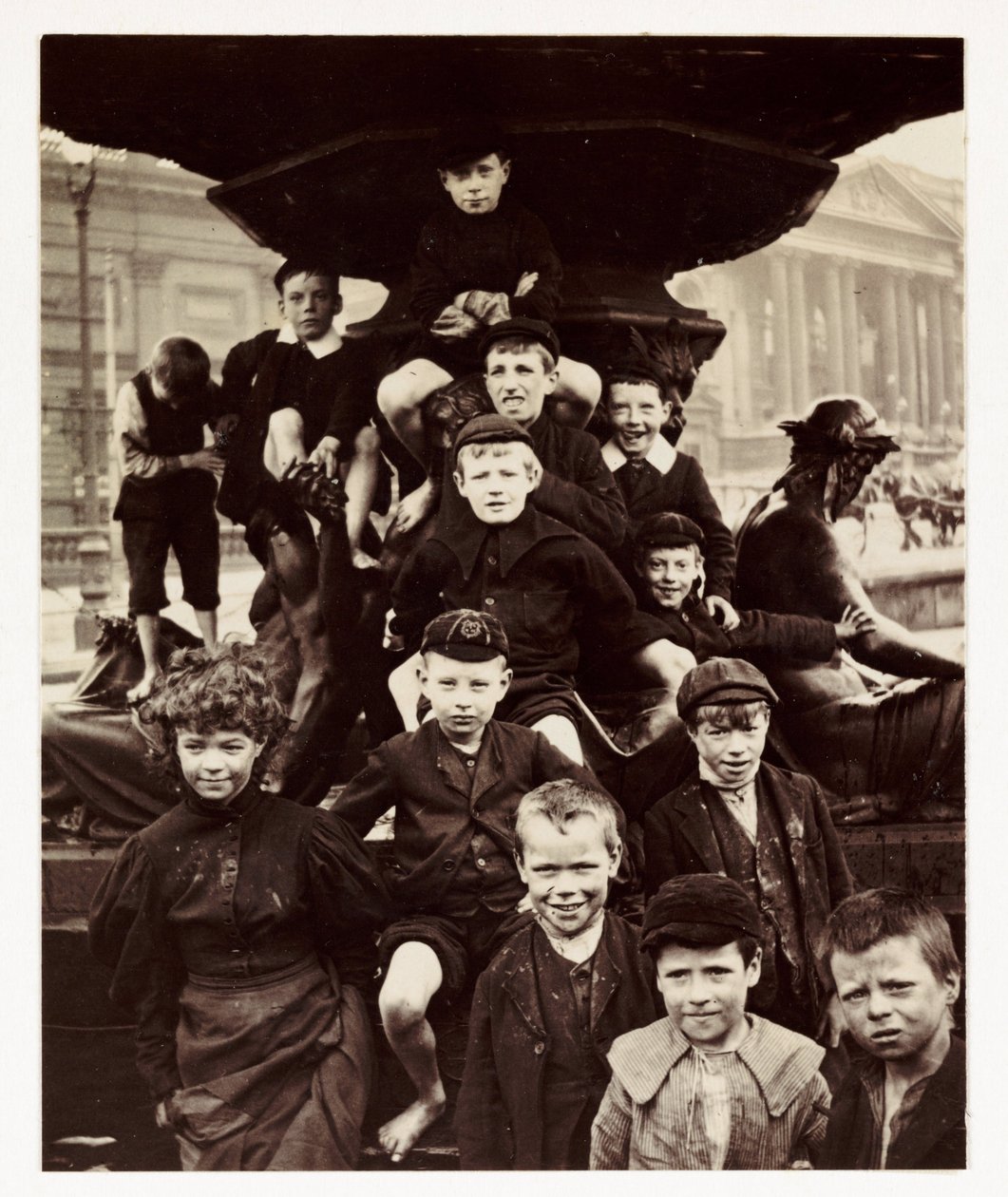 Gyermekcsoport a Liverpool-i Steble-kút előtt, egy ismeretlen fotós készítette 1905 körül. alkotó: Unbekannt