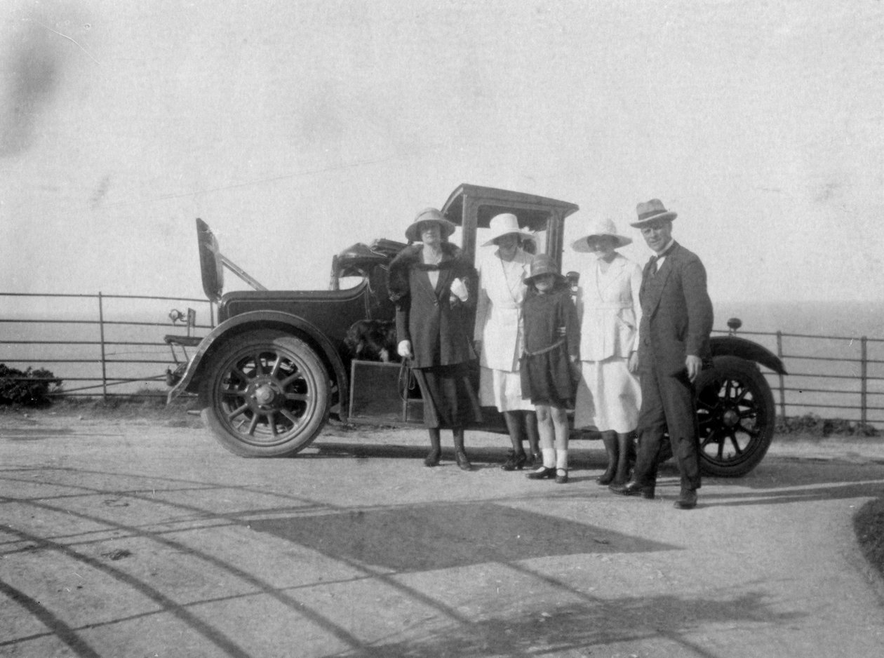 Emberek egy csoportja az autójuk előtt a tengerparton, 1920-as években alkotó: Unbekannt